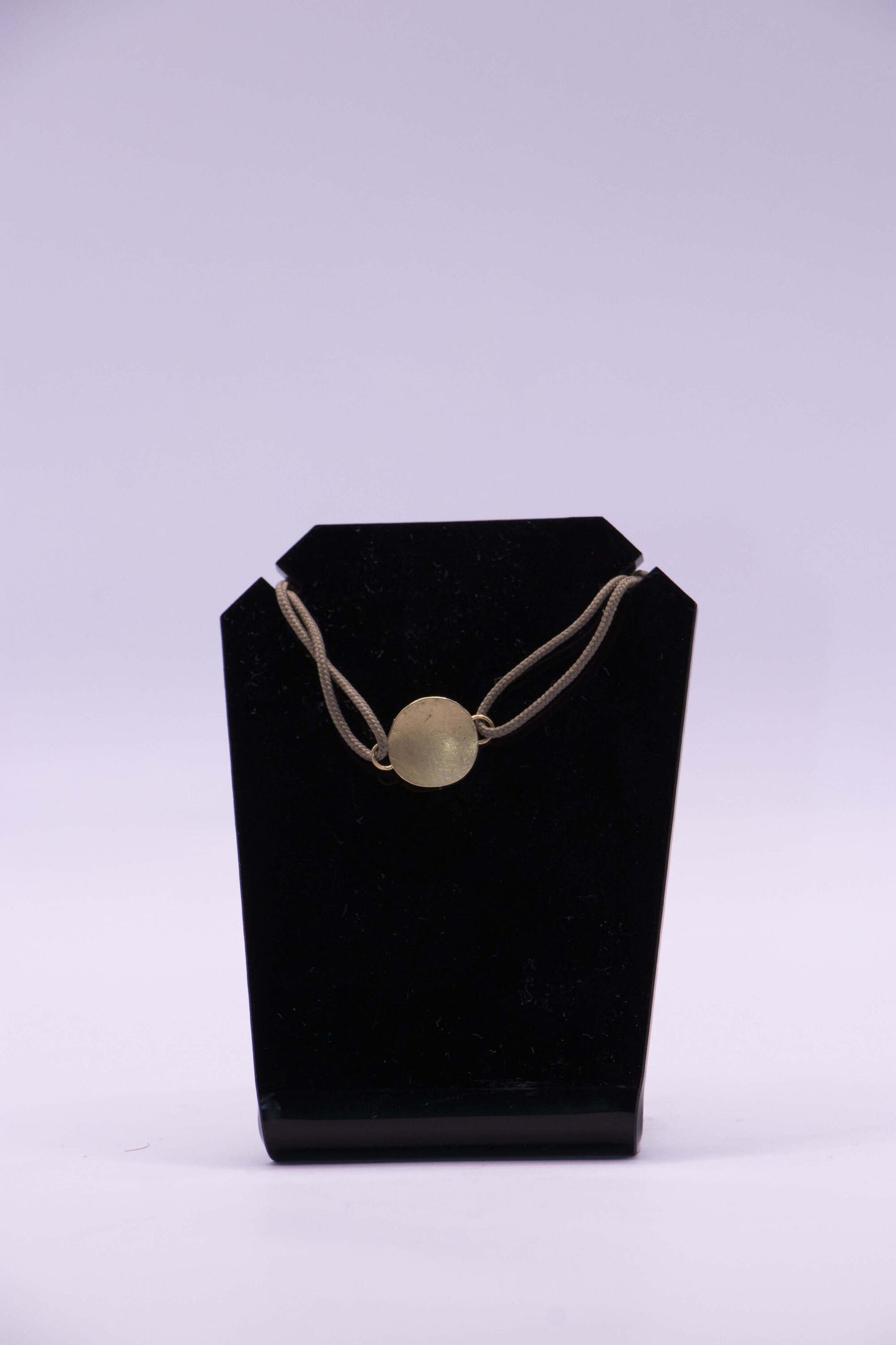 BRACELET - CORDON GALET OR JAUNE ET BRELOQUE PERLE D'EAU GRISE