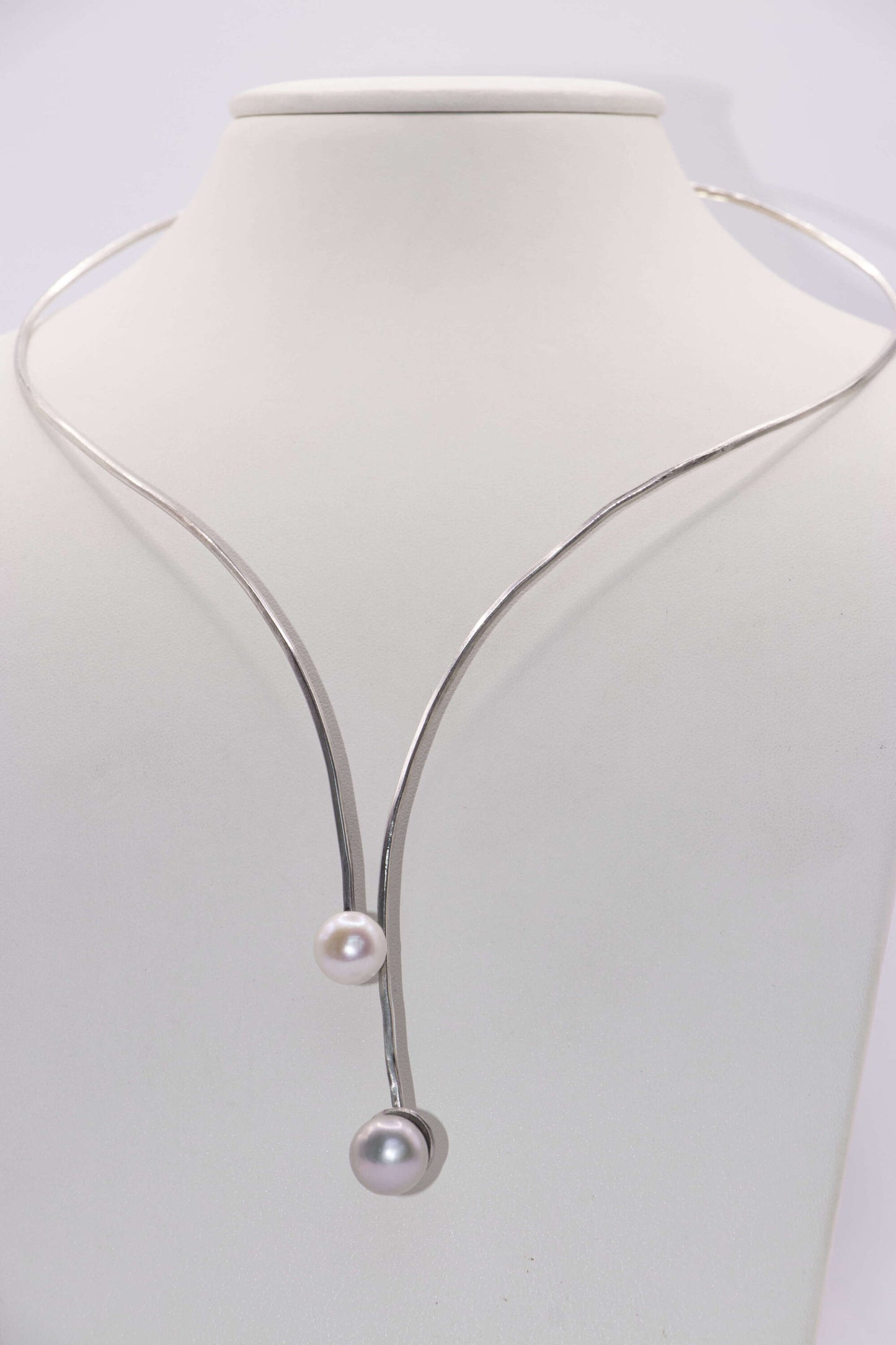 COLLIER - TORQUE ARGENT PERLES D'EAU DOUCE GRISE ET BLANCHE