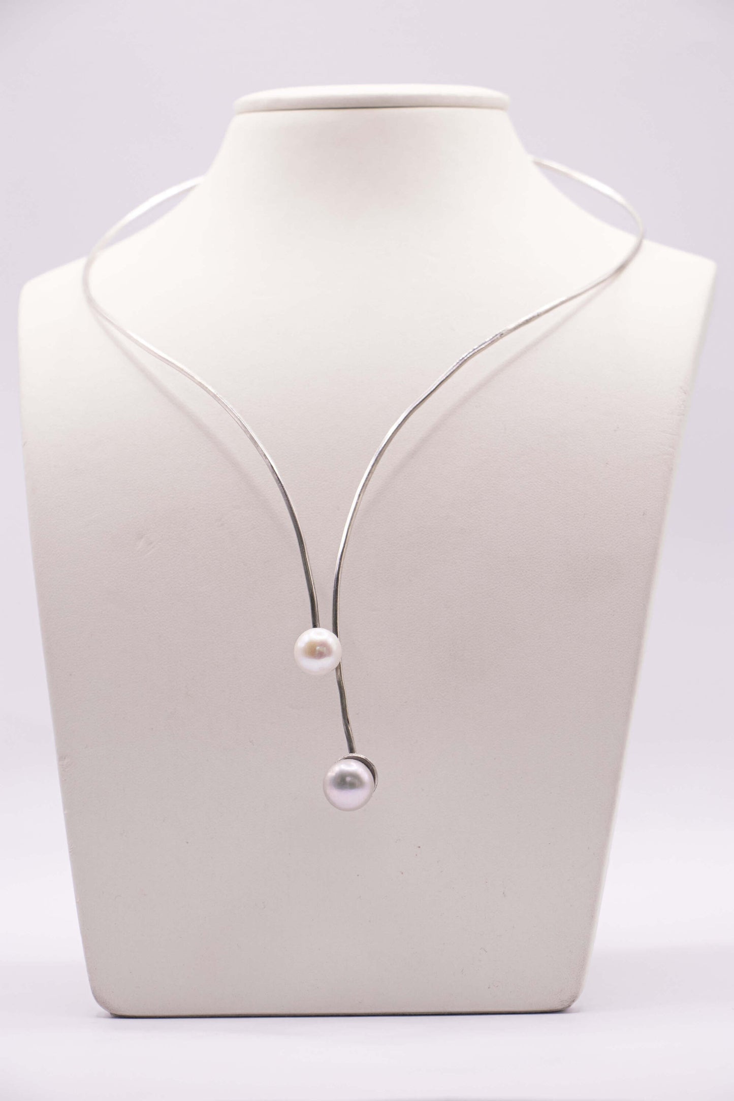 COLLIER - TORQUE ARGENT PERLES D'EAU DOUCE GRISE ET BLANCHE