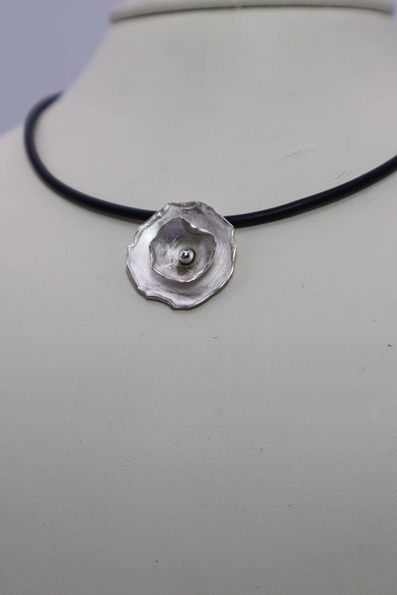 COLLIER - SUR CAOUTCHOUC NYMPHÉA