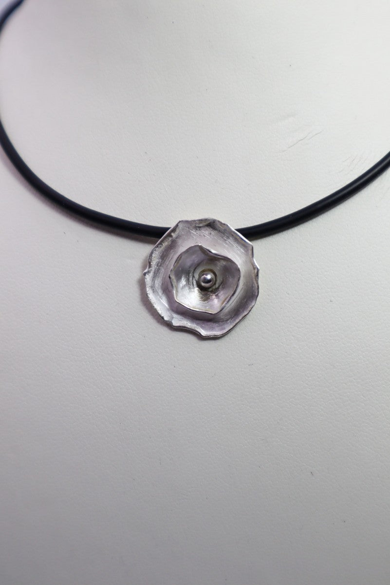COLLIER - SUR CAOUTCHOUC NYMPHÉA
