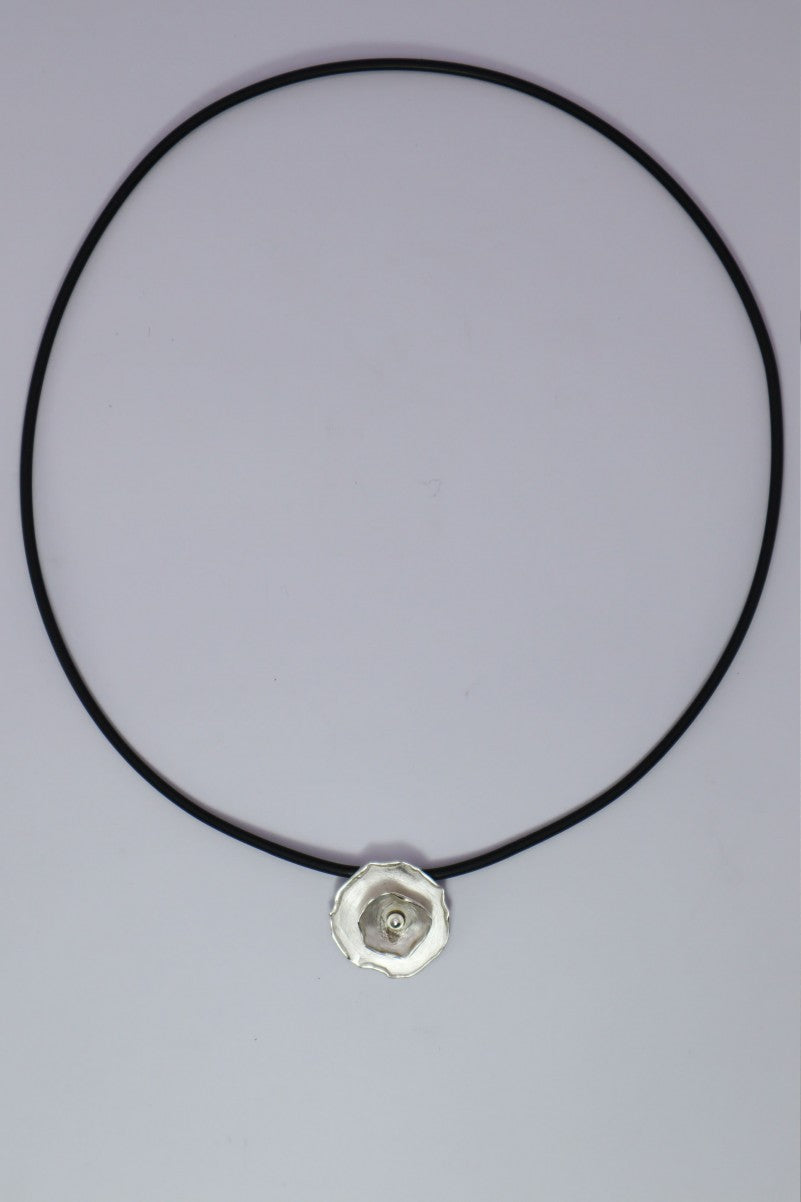 COLLIER - SUR CAOUTCHOUC NYMPHÉA