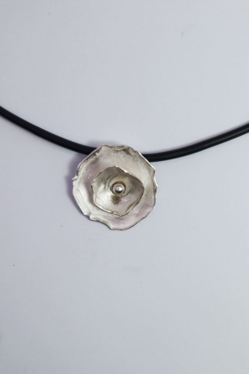 COLLIER - SUR CAOUTCHOUC NYMPHÉA