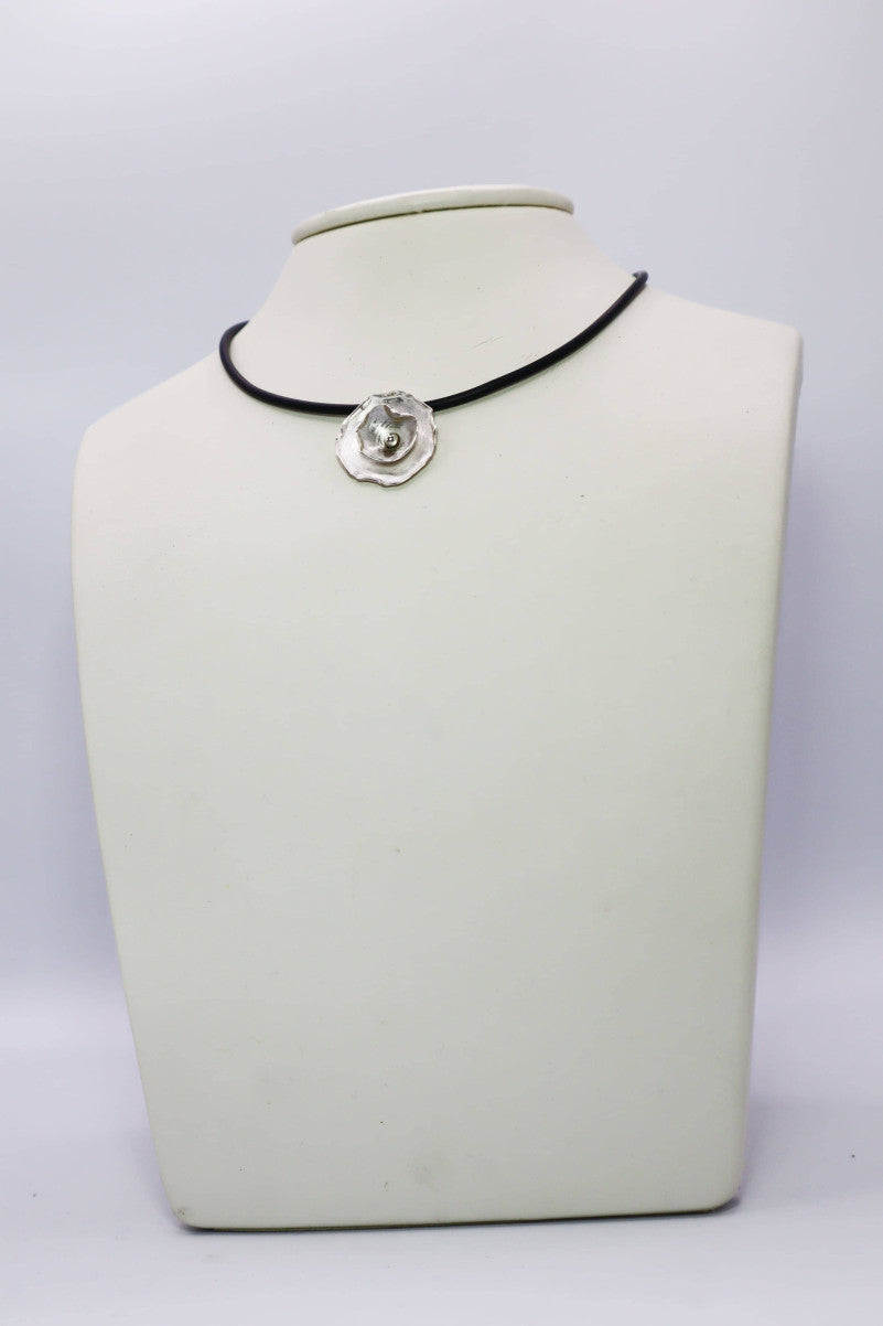 COLLIER - SUR CAOUTCHOUC NYMPHÉA